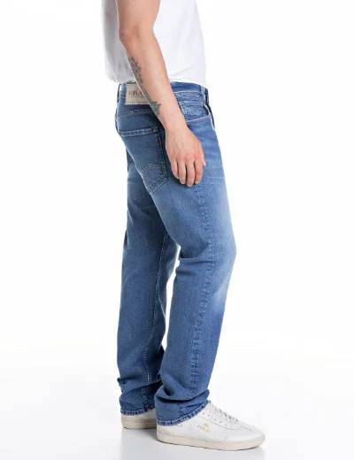 Replay Rocco Comfort-Fit Jean | Medium Light Wash